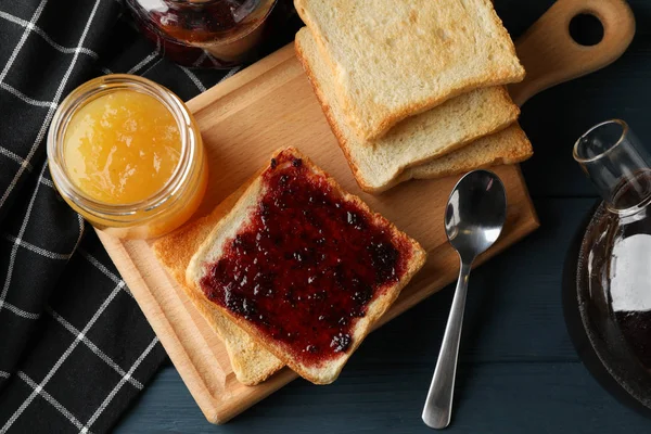 Toasts, Marmelade und Tee auf Holzboden, Draufsicht — Stockfoto