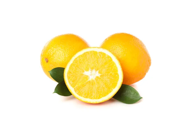 Свежие апельсины изолированы на белом фоне, закрыть — стоковое фото