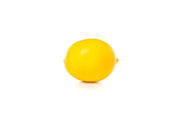 흰 배경에 분리 된 신선 한 레몬, 가까이 서 본 모습 — 스톡 사진
