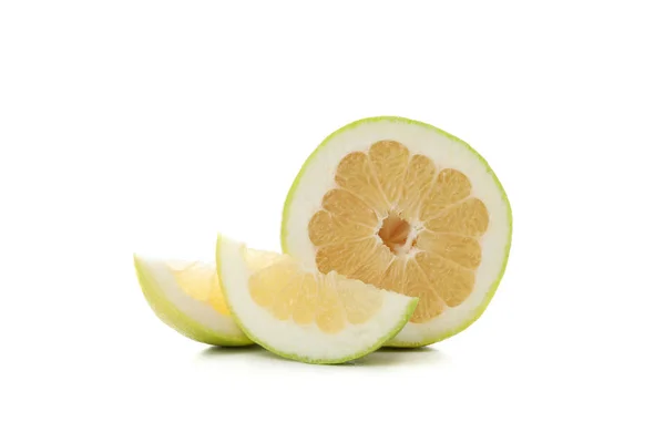 Saftig mogen pomelo och skivor isolerade på vit bakgrund — Stockfoto