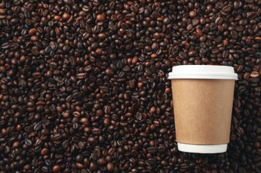 Kahve çekirdeği arka planında boş kahve fincanı, mesaj için boşluk