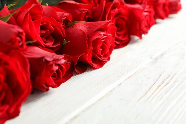 Schöne Rosen auf weißem Holz rustikalem Hintergrund, Nahaufnahme — Stockfoto