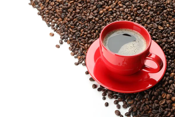 Stomme av kaffebönor och kopp kaffe isolerad på vit bakgr — Stockfoto