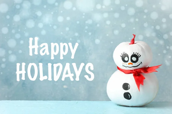 Leuke sneeuwpop met rode strik op blauwe achtergrond, ruimte voor tekst — Stockfoto