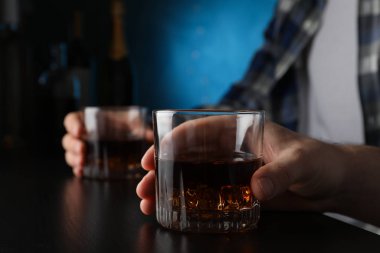 Barda viski bardakları tutan adamlar, mesaj atmak için yer.