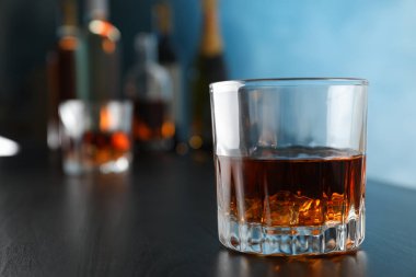 Barın tezgahında viski bardakları, yakın çekim ve metin için boşluk.