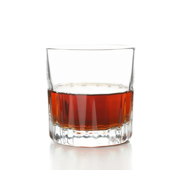 Ποτήρι ουίσκι απομονωμένο σε λευκό φόντο. — Φωτογραφία Αρχείου