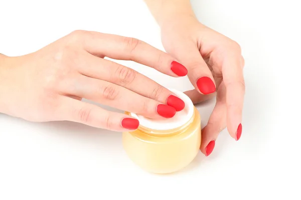 Manos de mujer aplicando crema a su piel aislada sobre fondo blanco — Foto de Stock