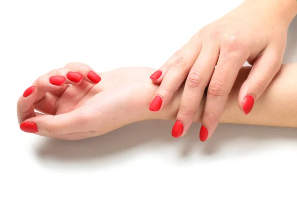 Γυναικεία χέρια, κομψό κόκκινο μανικιούρ απομονώνονται σε λευκό φόντο, — Φωτογραφία Αρχείου