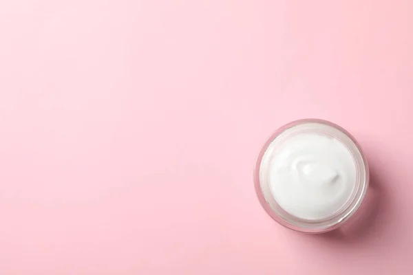 Potje wintercrème voor de huid op roze achtergrond, ruimte voor tekst. — Stockfoto