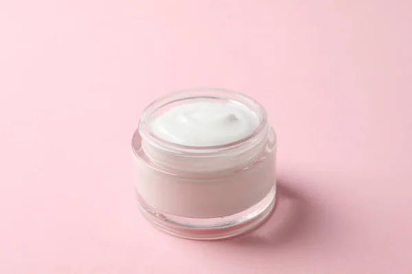 Jar of winter cream for skin on pink background, hely a szövegnek. — Stock Fotó