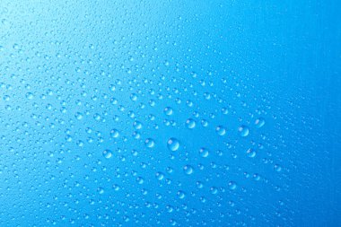 Mavi arka planda çok su damlası var. Doku arkaplanı, makro
