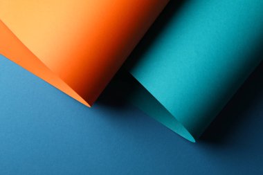 Mavi arka planda renk kağıtları, kapatın. Soyut arkaplan