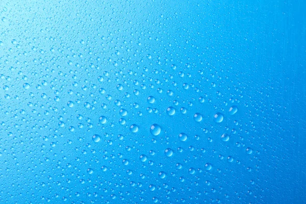 Muchas gotas de agua sobre fondo azul. Textura fondo, macro — Foto de Stock