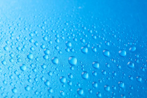 Πολλές σταγόνες νερού σε μπλε φόντο. Υπόβαθρο υφής, μακροεντολή — Φωτογραφία Αρχείου