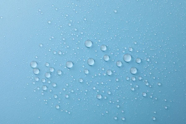 Muchas gotas de agua sobre fondo azul. Textura de fondo . — Foto de Stock