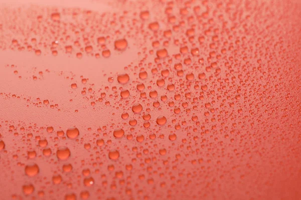 Πολλές σταγόνες νερού σε κόκκινο φόντο. Πλαίσιο υφής. — Φωτογραφία Αρχείου