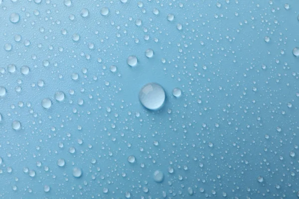 Muitas gotas de água no fundo azul. Textura de fundo . — Fotografia de Stock