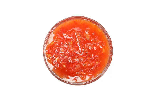 Sabrosa salsa de chile en un tazón aislado sobre fondo blanco — Foto de Stock