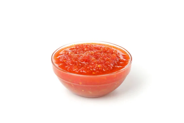 Sabrosa salsa de chile en un tazón aislado sobre fondo blanco — Foto de Stock