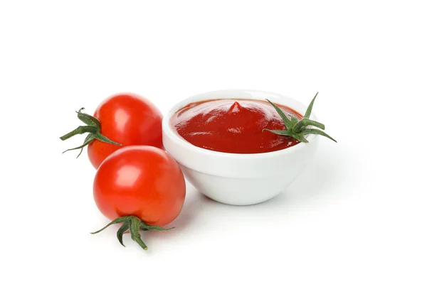 Вкусный красный соус в миске и помидоры изолированы на белой спинке — стоковое фото
