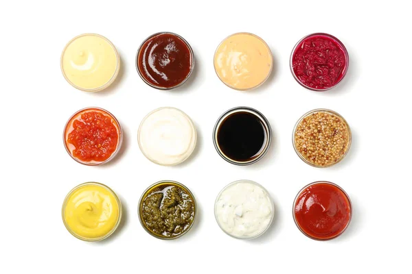 Beyaz arka planda izole edilmiş kâselerdeki lezzetli soslar.