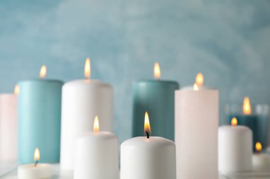 Mavi arkaplanda farklı yakma mumları, tex için boşluk