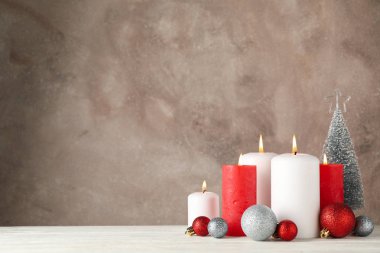 Yanan mumlar, yılbaşı ağacı ve kahverengi taşaklar.