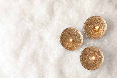 Kar arkaplanında simli mumlar, metin için boşluk