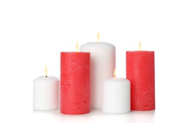 Beyaz arkaplanda izole edilmiş farklı mum grupları