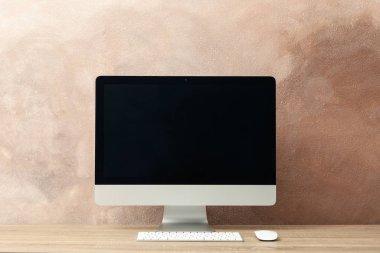 İş yeri. Bilgisayar, klavye ve fare tahta masanın üzerinde. Işık b