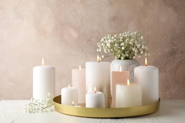 Горящие свечи, поднос и цветок на белом столе, место для текста — стоковое фото