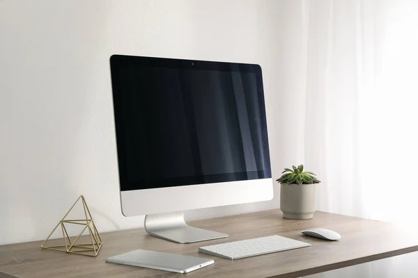 Lugar de trabajo con ordenador y planta sobre mesa de madera. Fondo blanco — Foto de Stock