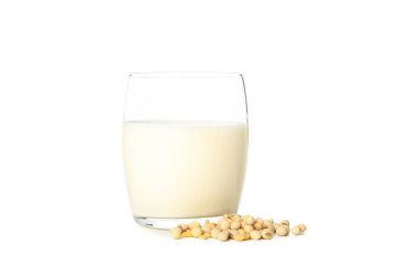 Soya sütü ve soya tohumları beyaz arka planda izole edilmiş.