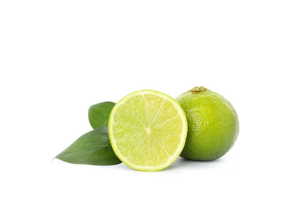 Limes met bladeren geïsoleerd op witte achtergrond. Sappige vruchten — Stockfoto