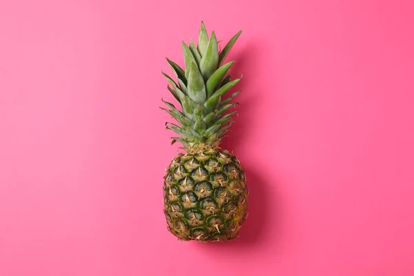 Ananas op roze achtergrond, ruimte voor tekst. Sappige vruchten — Stockfoto