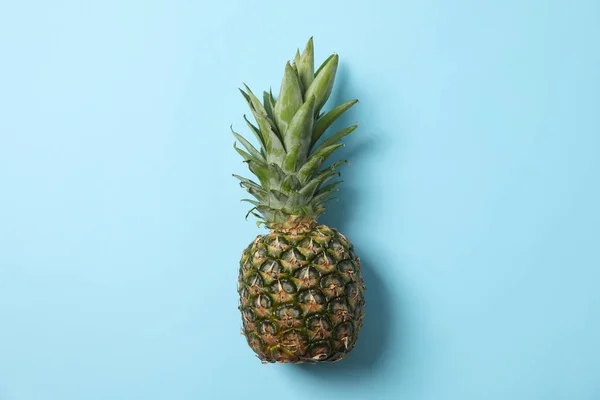 Ananas op blauwe achtergrond, ruimte voor tekst. Sappige vruchten — Stockfoto