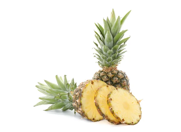 Ananas und Scheiben isoliert auf weißem Hintergrund — Stockfoto