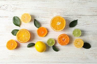 Tahta arka planda turunçgillerin olduğu düz bir manzara.