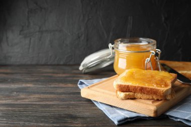 Kayısı reçelli tostlar, yiyecek, havlu ve kavanoz ahşap arka Grou