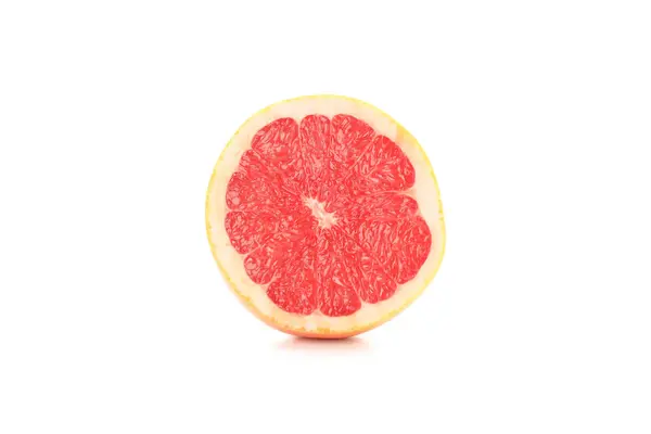 Hälfte der saftigen reifen Grapefruit isoliert auf weißem Hintergrund — Stockfoto