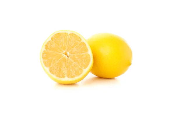 Succosa limoni maturi isolati su sfondo bianco — Foto Stock