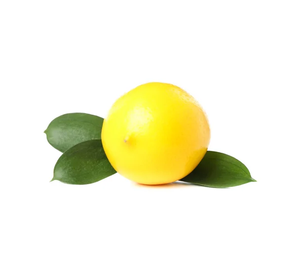 完全成熟的柠檬，叶子在白色背景上被隔离 — 图库照片