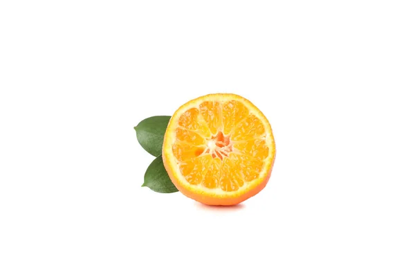 Половина сочного спелого мандарина выделена на белом фоне — стоковое фото