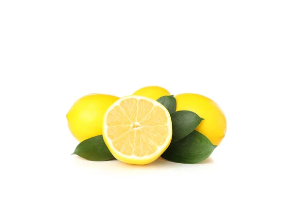 Сочные спелые лимоны на белом фоне — стоковое фото