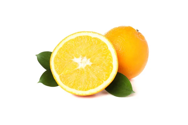 多汁的橙子和叶子在白色背景上隔离 — 图库照片