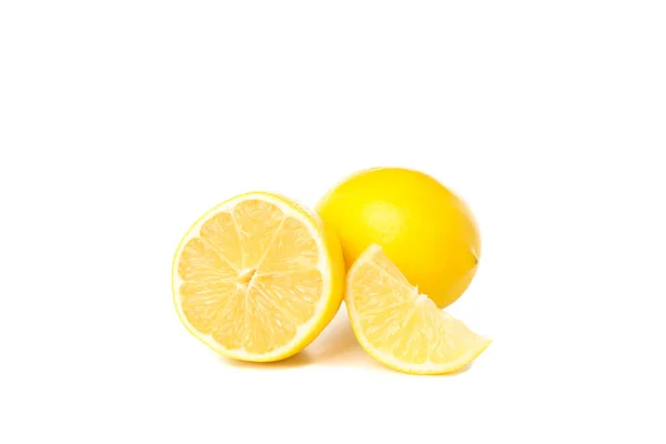 Сочные лимоны изолированы на белом фоне, крупным планом — стоковое фото