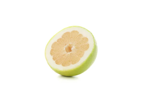 Metade do pomelo maduro suculento isolado sobre fundo branco — Fotografia de Stock