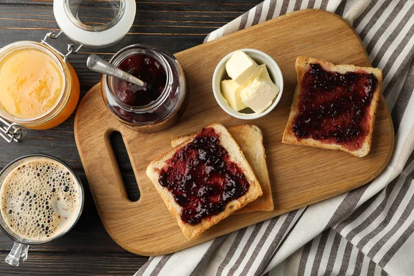 Komposition mit köstlichen Toasts mit Marmelade auf Holzbrett, Top vi — Stockfoto