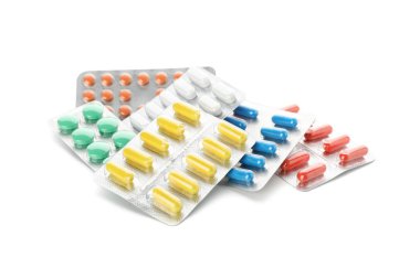 Beyaz arka planda izole edilmiş su toplayan bir sürü hap.